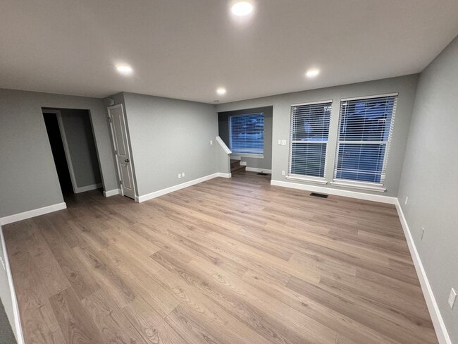 Building Photo - North End 4 bdrm Beautiful Home with Amazing Master closet!!