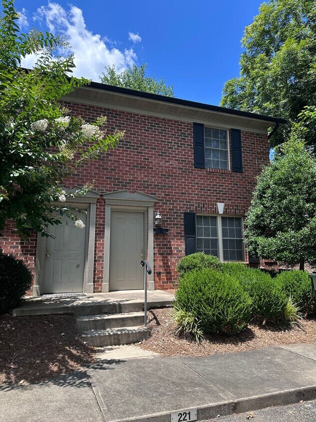 Foto principal - Charming 2 Bed, 1.5 Bath Townhome – Prime ...