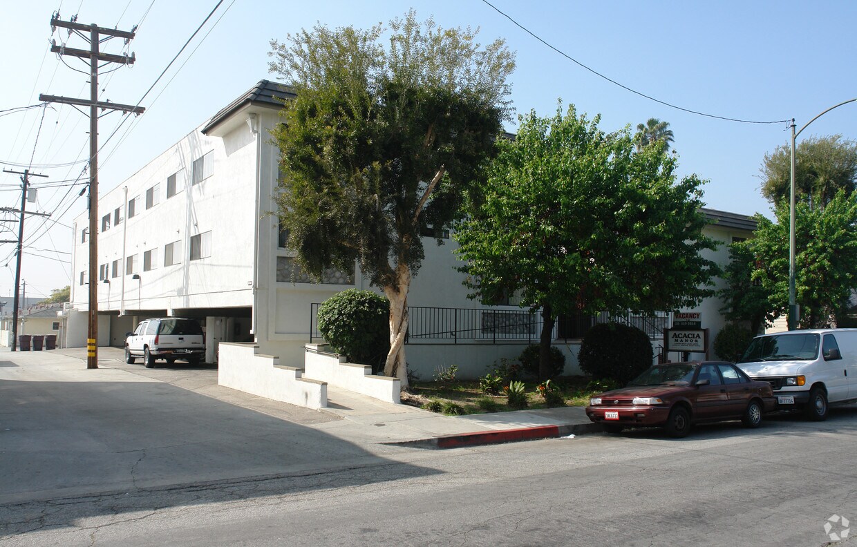 Acacia Manor Apartments in Glendale, CA