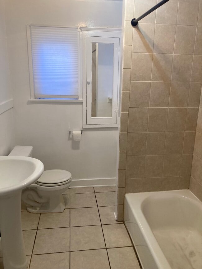 Baño - 1314 1/2 S Hudson Ave