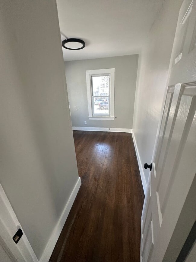 Building Photo - 463 Main St