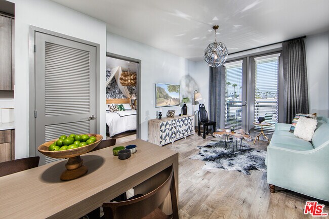 Foto del edificio - 8770 Washington Blvd