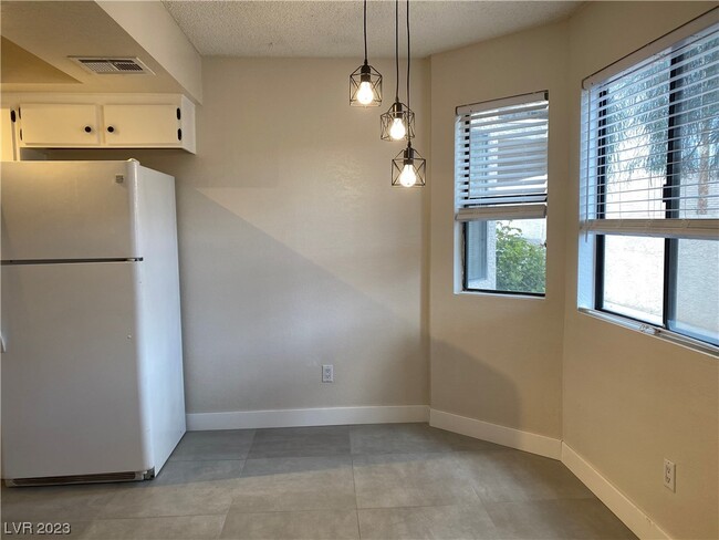 Foto del edificio - 737 Rock Springs Dr