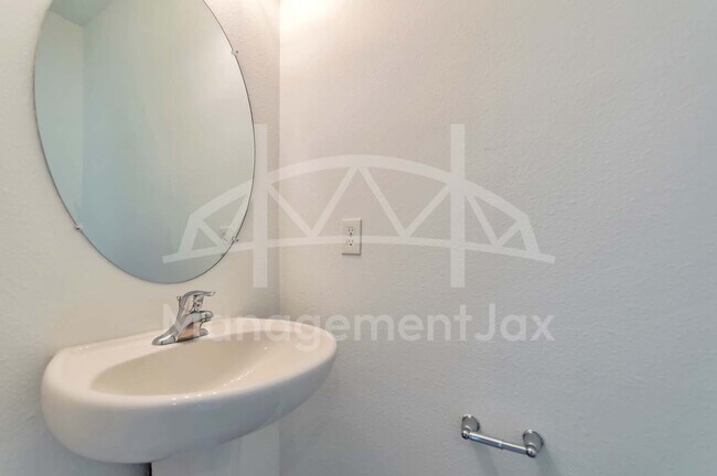 Foto del edificio - 8330 Zenith Cir
