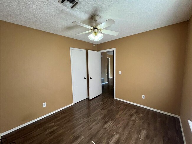 Foto del edificio - 829 Russell Cir