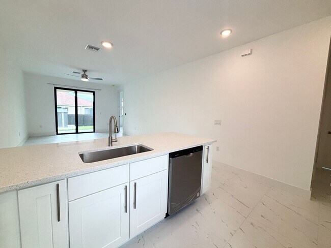 Building Photo - 4400/4402 Golfview Blvd