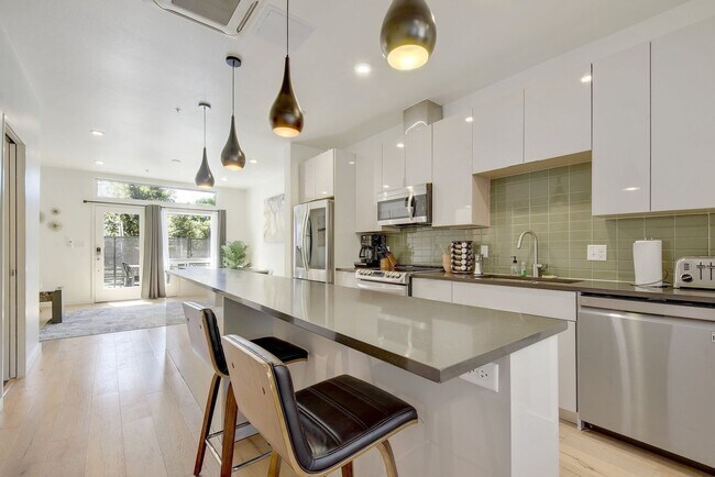 Building Photo - Luxurious Contemporary Condo in the Heart ...