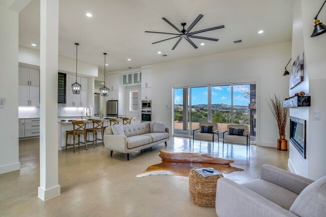Building Photo - 585 Scenic Hls Ct