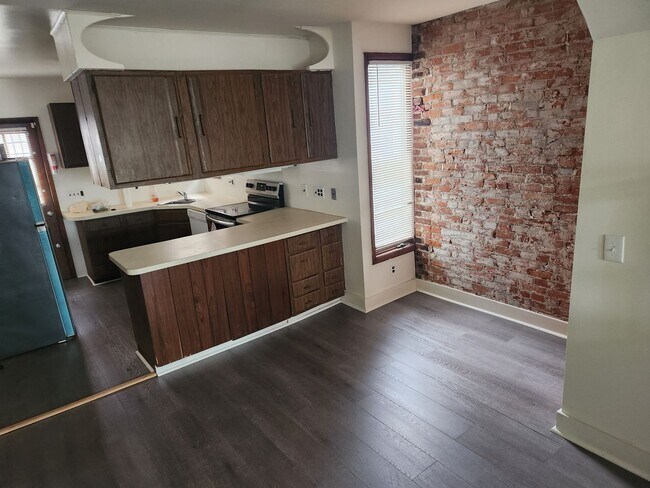 Building Photo - 2 bedroom townhouse for rent