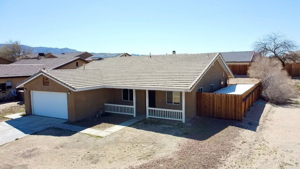 Foto principal - Wow must see 4 bedroom Plus 2 bath Home in...
