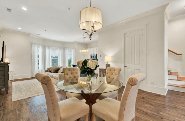 Foto del edificio - BEAUTIFUL EXECUTIVE TOWNHOME FOR RENT