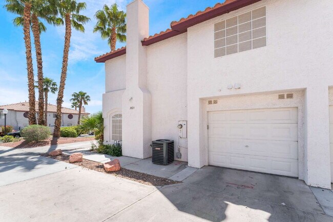 Foto del edificio - Move in now to this beautiful 2 story 3 bed 2.5 bath townhome near the Lakes area!