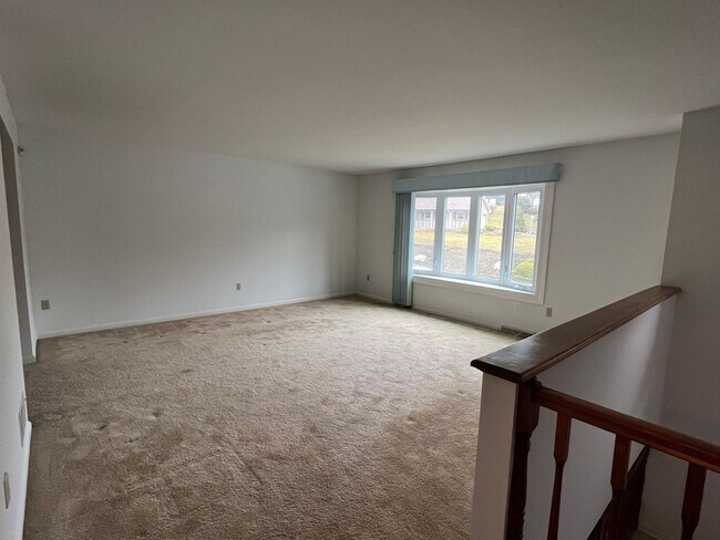 Foto del edificio - Spacious Raised Rancher with Two-Car Garage