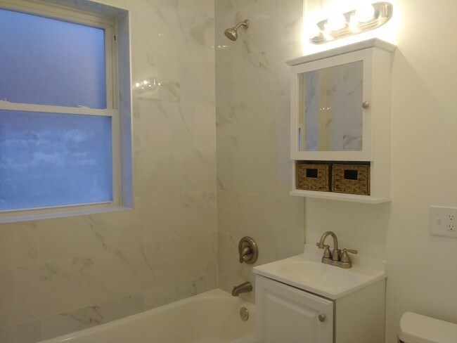 Foto del edificio - Huge Logan Blvd 2 Bed/In Unit Laundry/HVAC