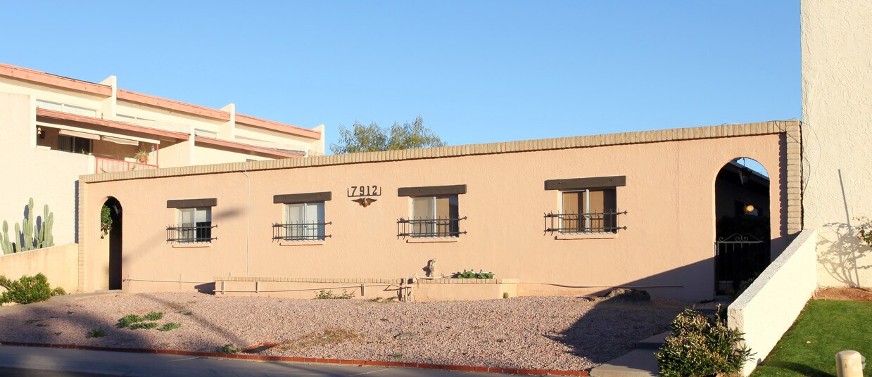 Building Photo - 7912 E Glenrosa