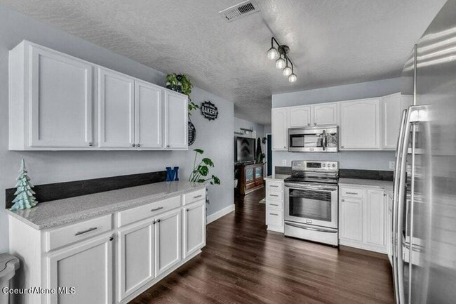 Building Photo - 3-Bedroom Home in The Landings – Fully Fenced Yard & 2-Car Garage