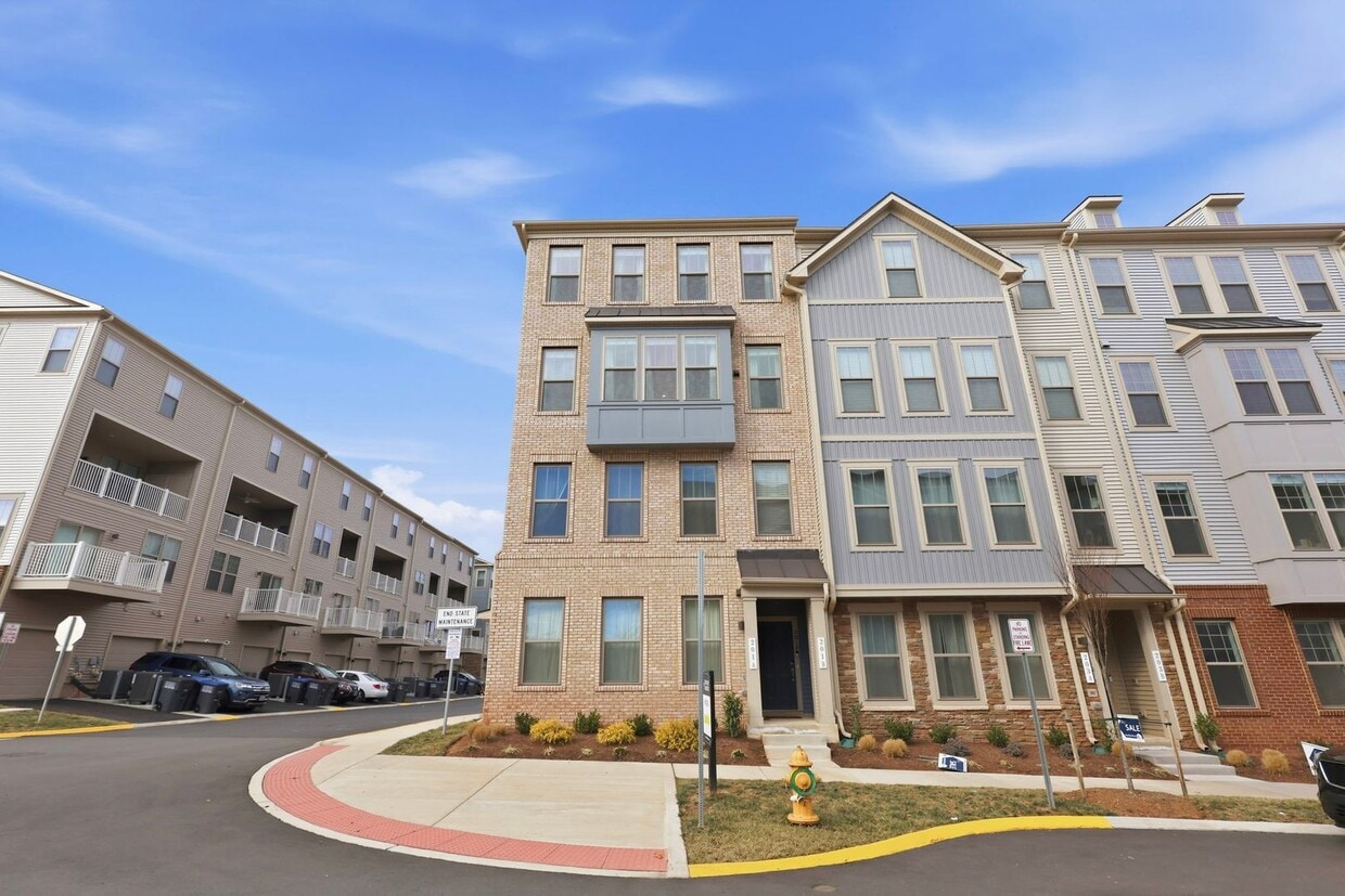 ***Coming Soon*** Stunning and Sun-filled 3 Bed 2.5 Bath Condo In Village At Manassas Park Condo - ***Coming Soon*** Stunning and Sun-filled 3 Bed 2.5 Bath Condo In Village At Manassas Park Condo