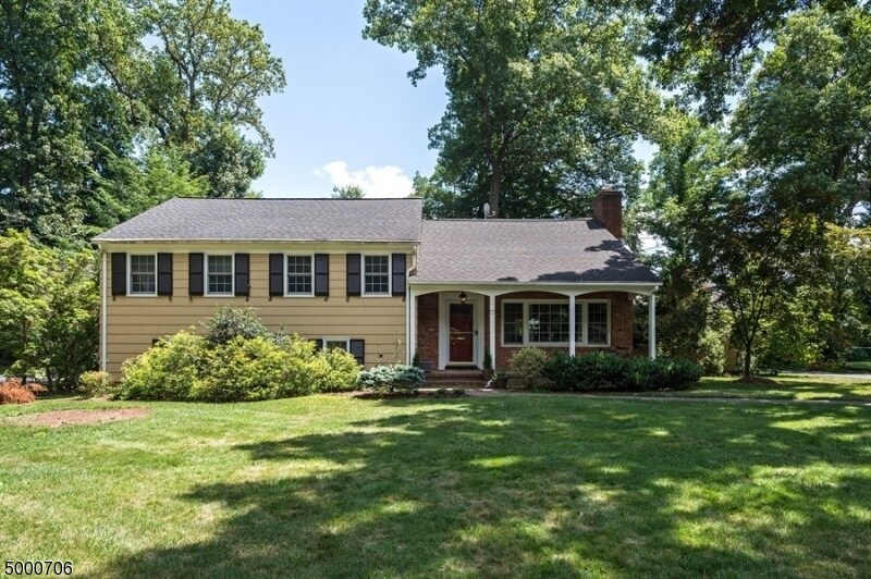 73 Crest Dr, Summit, NJ 07901 Room for Rent in Summit, NJ