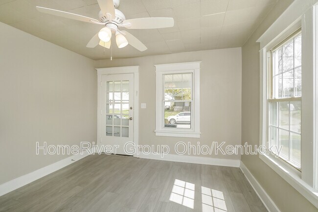 Foto del edificio - 4328 Lonsdale Ave
