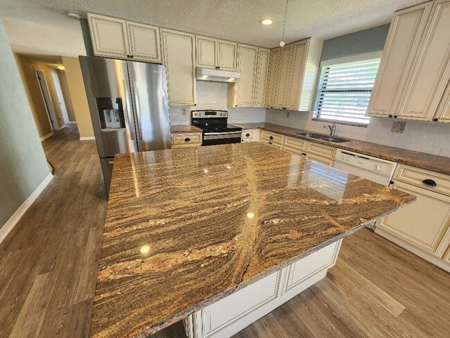 Foto del edificio - Beachside 3/2/1 Spacious Home