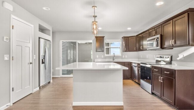 Foto del edificio - 655 Hillcrest Dr