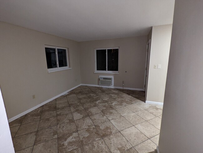 Building Photo - 109 Oxford Avenue, Unit D