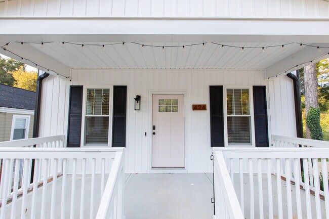 Building Photo - 424 Red Oak Ave