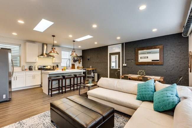 Building Photo - 706 N Racine Ave