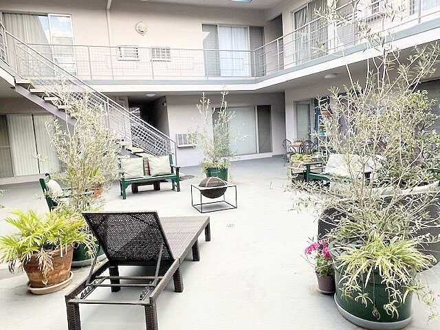 Foto del edificio - 1152 N Poinsettia Pl