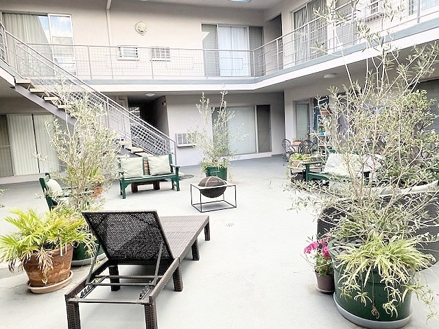 Building Photo - 1152 N Poinsettia Pl