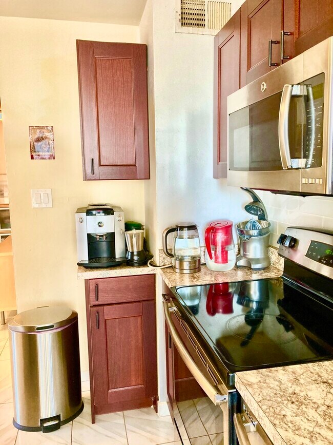 Building Photo - 5740 N Sheridan Rd