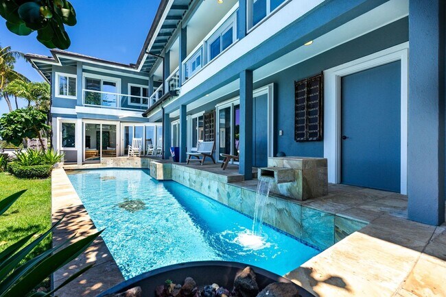 Foto del edificio - Oceanfront Wailupe Beach House w/ Pool & Hot Tub