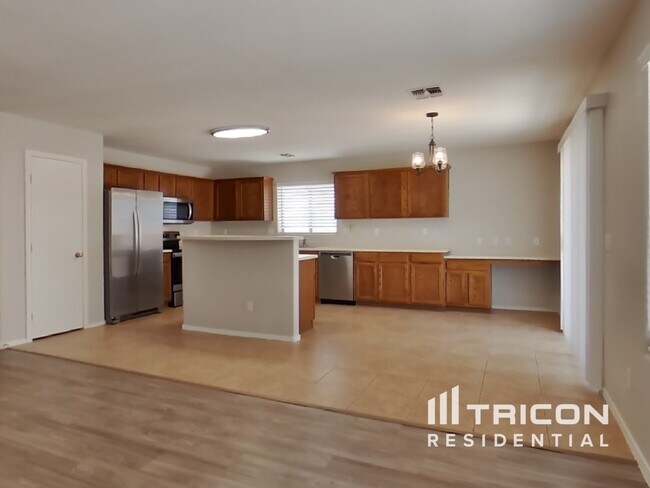 Building Photo - 43714 Cale Dr