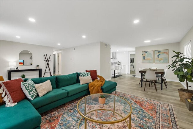 Building Photo - 2410 W Bruneau Pl