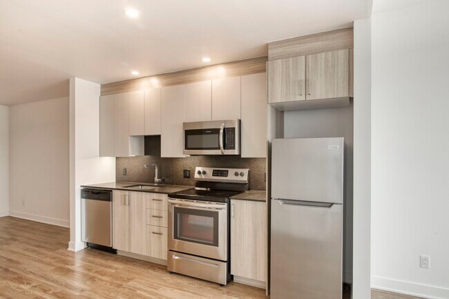 Building Photo - 30 Saint-Joseph Est