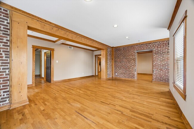 Building Photo - 215 W Norma St