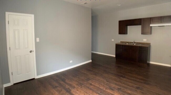 Building Photo - 357 E 55th Pl