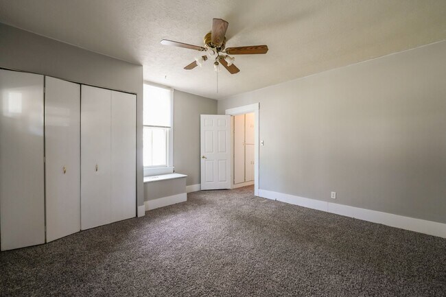 Foto del edificio - 2 bedroom 1 bath house with a garage in downtown New Albany