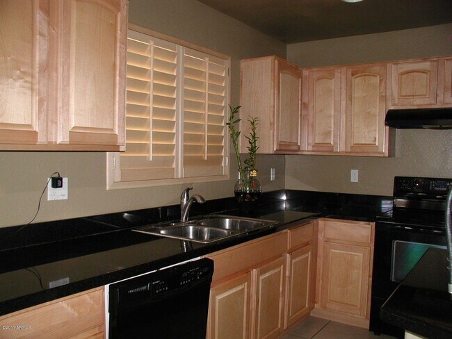 Building Photo - Charming 5 Bed 3 Bath Laveen home