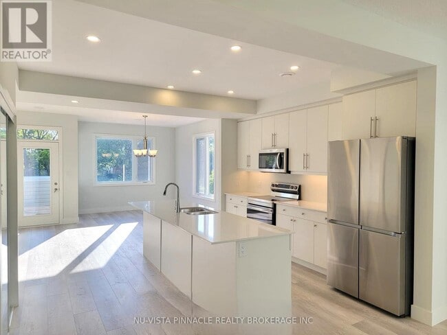 Building Photo - 990 Deveron Crescent