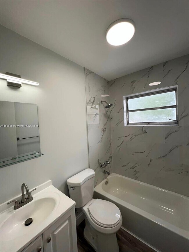 Foto del edificio - 245 NE 191st St