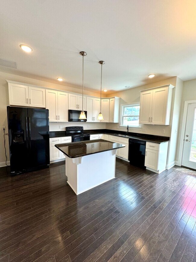 Foto del edificio - End Unit Townhouse for rent in Bluestone H...