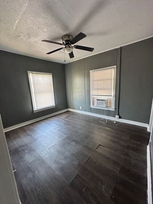 Foto del edificio - 2 Bedroom one bathroom on Corner Lot