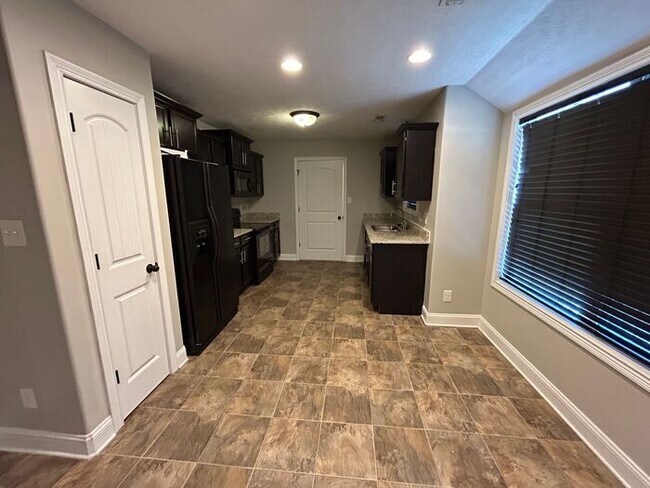 Foto del edificio - Lovely 3 Bed 2 Bath With a Workshop/ Fence...