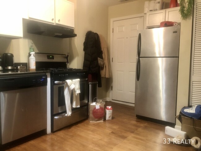 Building Photo - Prime Lakeview location 1bd/1bth, Parking ...
