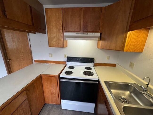Building Photo - 1 BD, 1 BA Apartment Nestled Back on a Cul-de-Sac