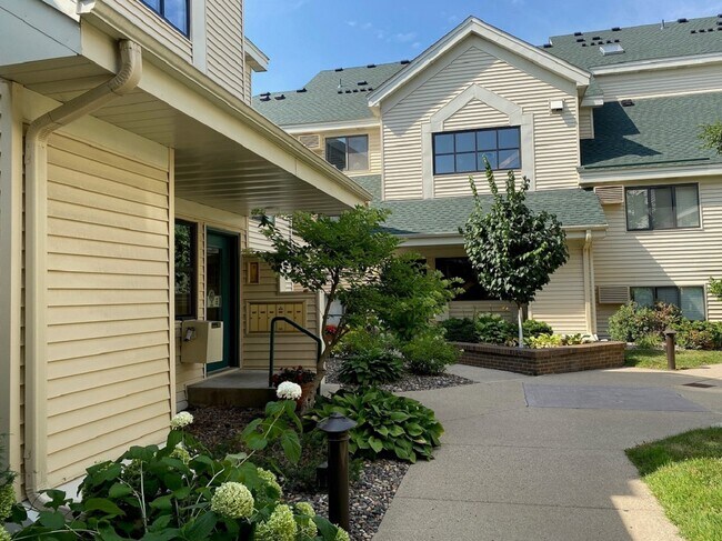 Foto del edificio - 7601 Edinborough Way