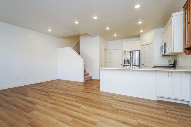 Foto del edificio - Spacious 3-Bed, 2.5-Bath Pet-Friendly Home with Central Air & 2-Car Garage! - Available NOW!