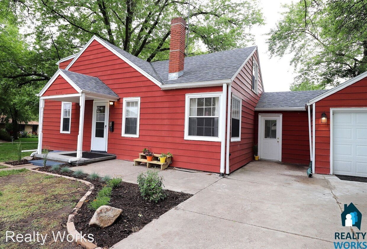 Foto principal - 3 br, 2 bath House - 4335 South 52nd Street