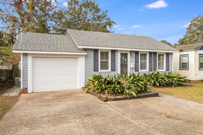 Building Photo - Great Cottage Style House in the Saint Str...